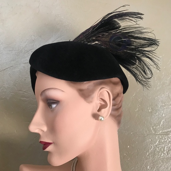 CHARMING 1950's BLACK VELOUR FELTFASCINATOR HAT WITH TALL PEACOCK FEATHERS